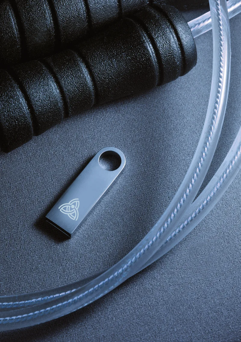 Il simbolo DDC inciso su una chiavetta USB